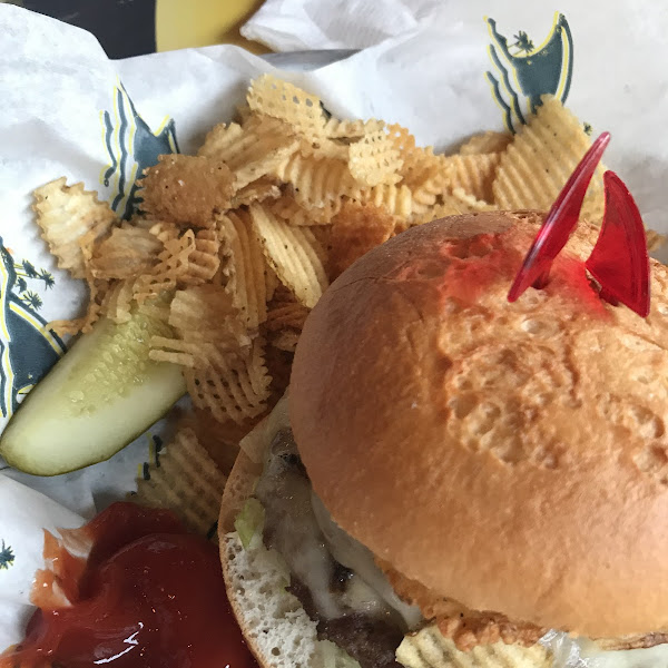 Sriracha burger with GF bun. They have a dedicated fryer also. I’m celiac, had no reaction. Staff was super knowledgeable and helpful. Definitely would recommend!