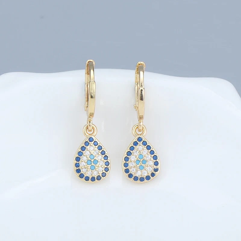 Clip d'oreille géométrique en zircon micro-serti plaqué or cuivré, un bijou élégant et intemporel pour un style sophistiqué.