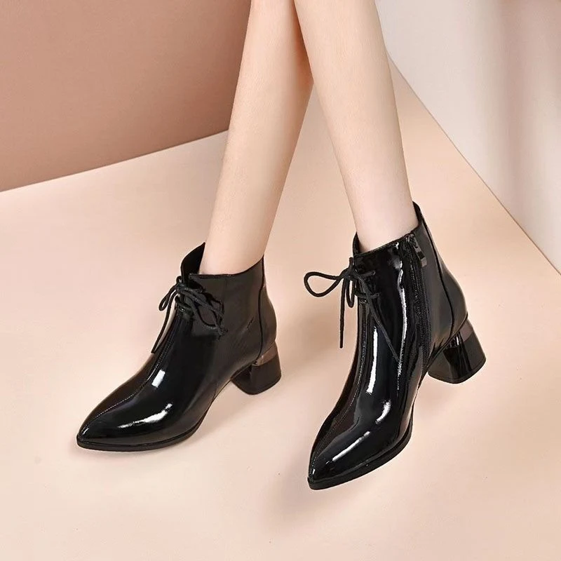 Elegante Martin boots voor dames, met spitse neus en blokhak, gemaakt van lakleer – perfect voor een stijlvolle en chique look.