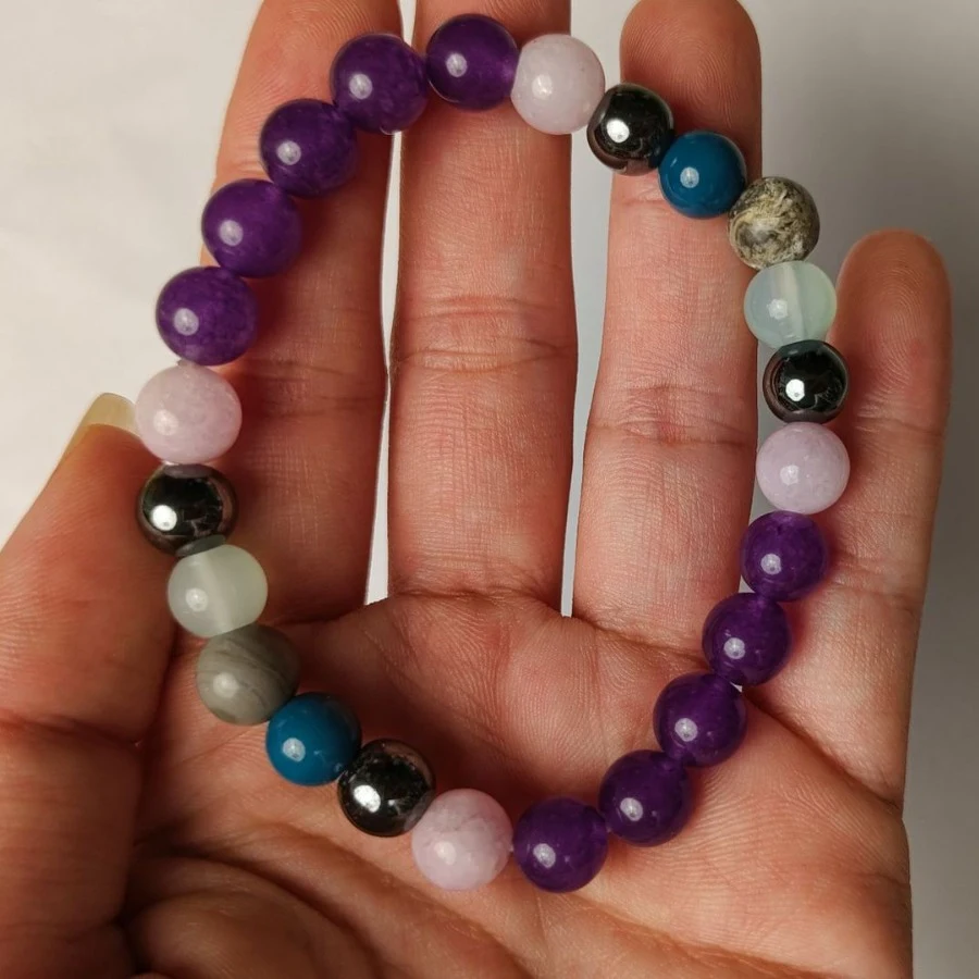 8mm Boncuklu Boho Bileklik, bohem tarzınızı yansıtır. Her kıyafete doğal ve zarif bir dokunuş katmak için ideal aksesuar.