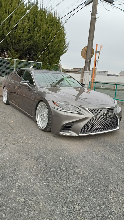 LSのSUPERSTAR・レオンハルト／バイファル・グランデ・22インチ・TRD エアロミラーに関するカスタム事例の投稿画像1枚目