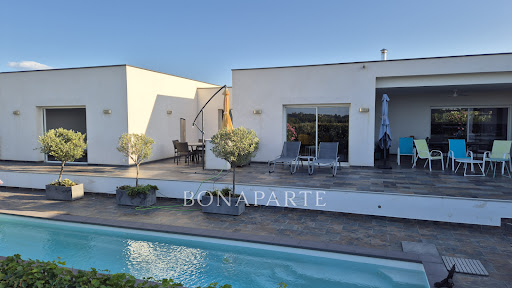 Villa with pool and garden 2