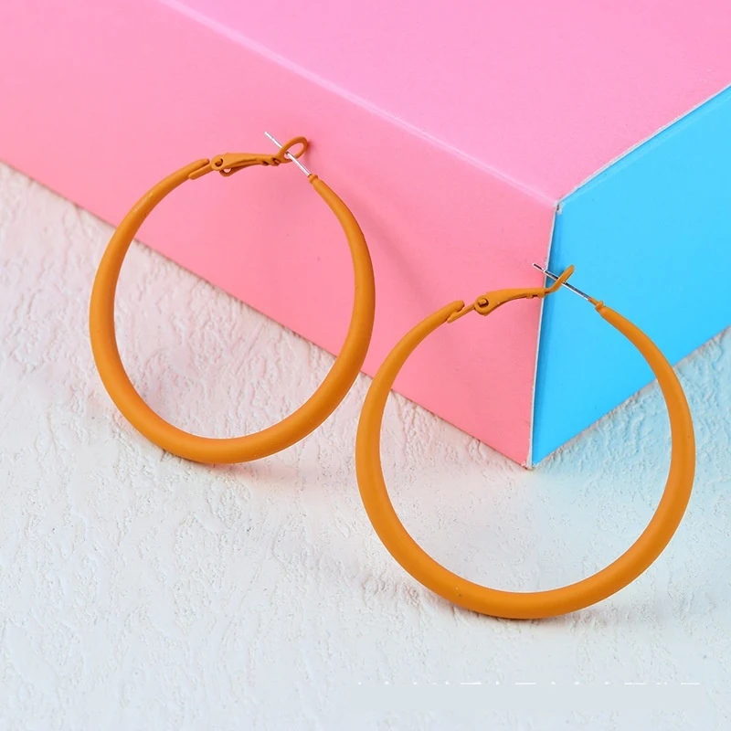 Boucles d'oreilles pendantes géométriques simples Alloy Color, couleur bonbon, un accessoire léger et coloré pour un style frais et moderne.