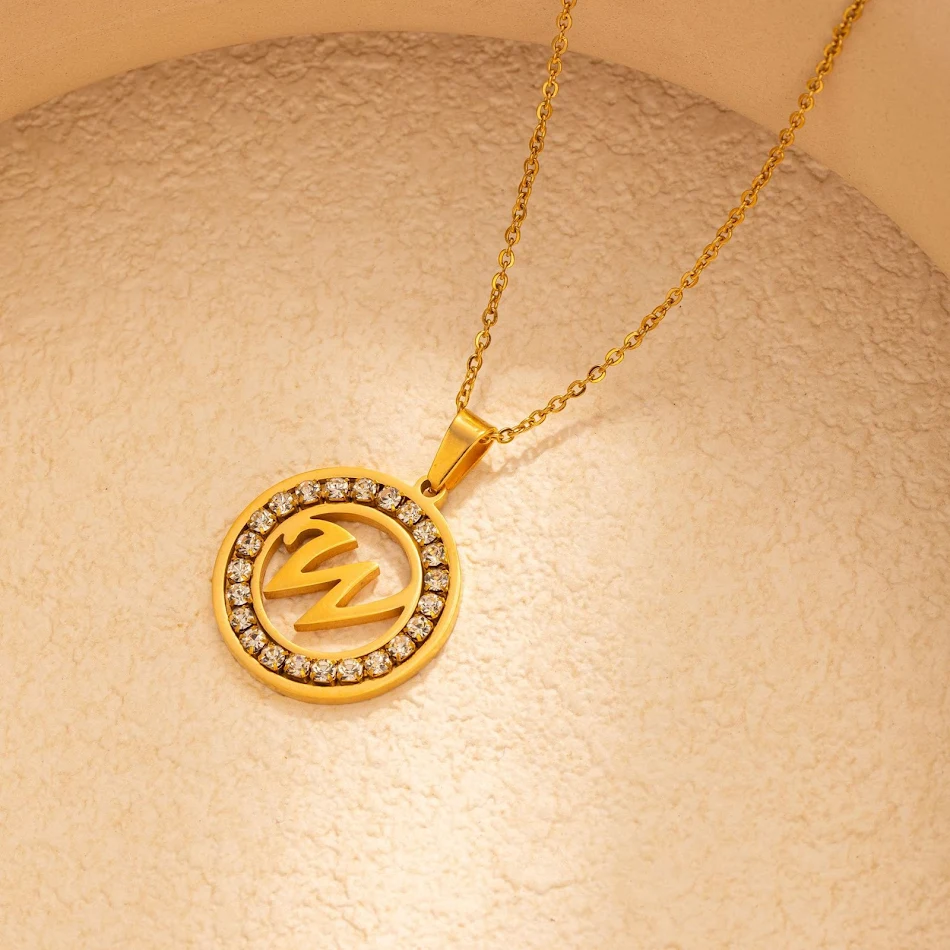 RVS ketting met ronde diamant Engelse letter hanger. Gepersonaliseerde sieraden voor een stijlvolle uitstraling.