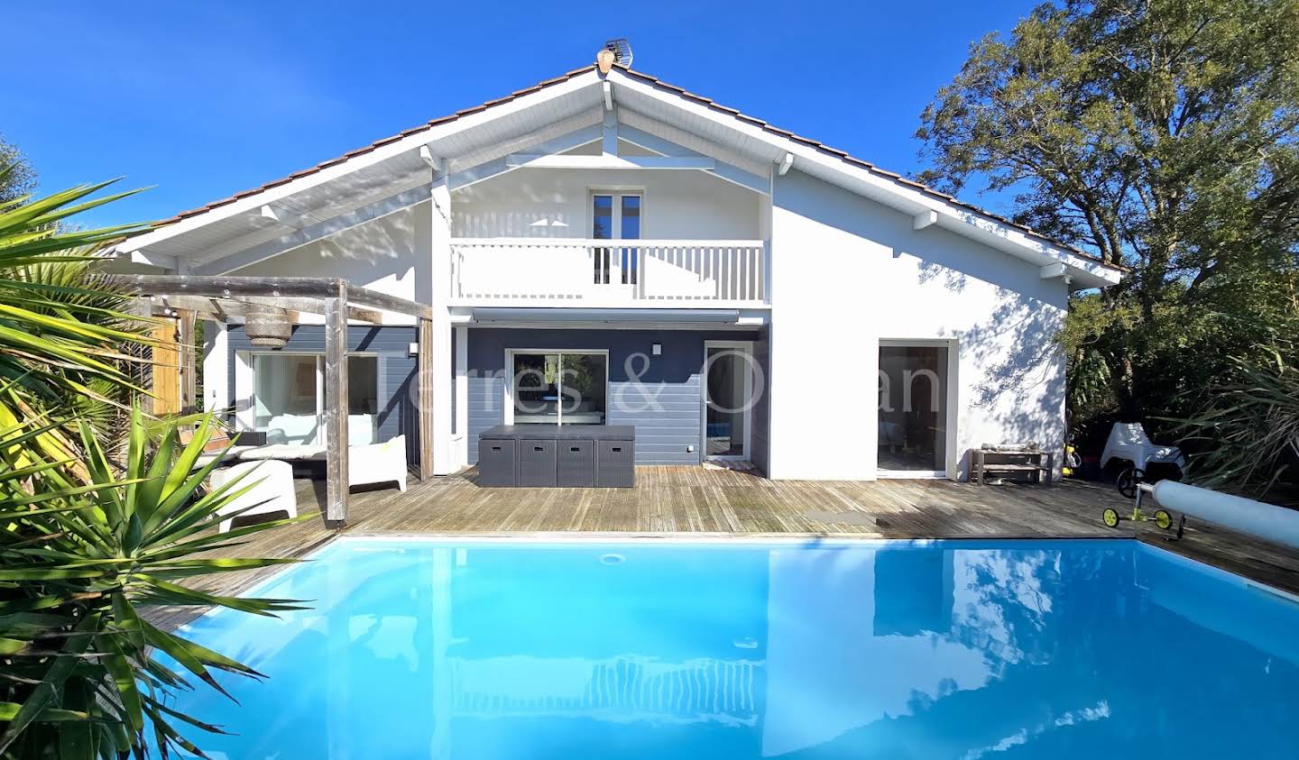 House with pool and terrace Messanges