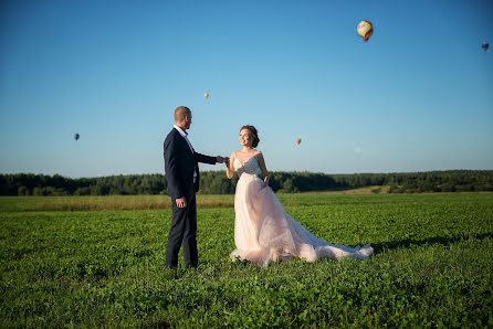 Fotógrafo de casamento Ulyana Kanadina (id8000198). Foto de 4 de novembro 2018