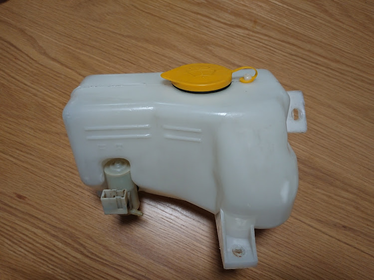 スカイライン GT-Rのウォッシャータンク。・修正。に関するカスタム事例の投稿画像4枚目