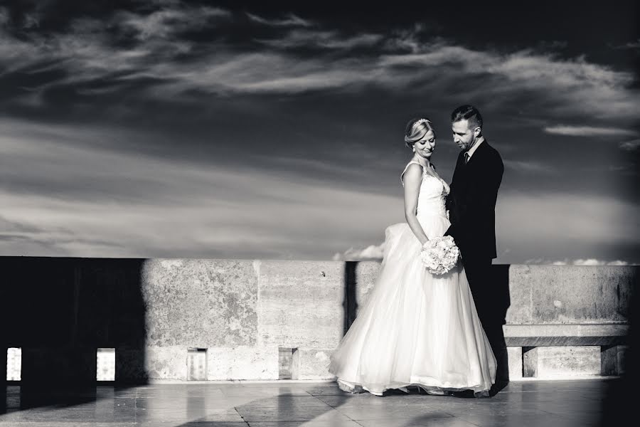 Fotógrafo de casamento Kristóf Ponicsán (eskuvofotosod). Foto de 15 de junho 2017