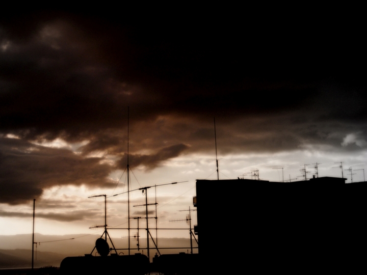 Rooftops at dawn di Delirio