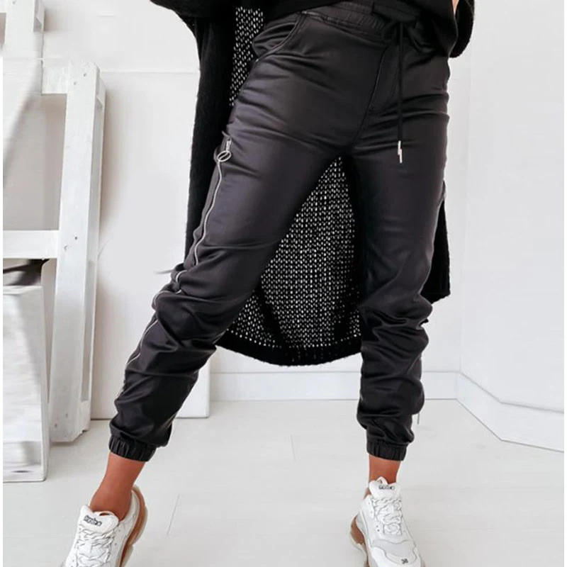 Pantaloni casual in pelle da donna con zip larghe. Un connubio perfetto di comfort e stile, ideali per un look casual e alla moda.