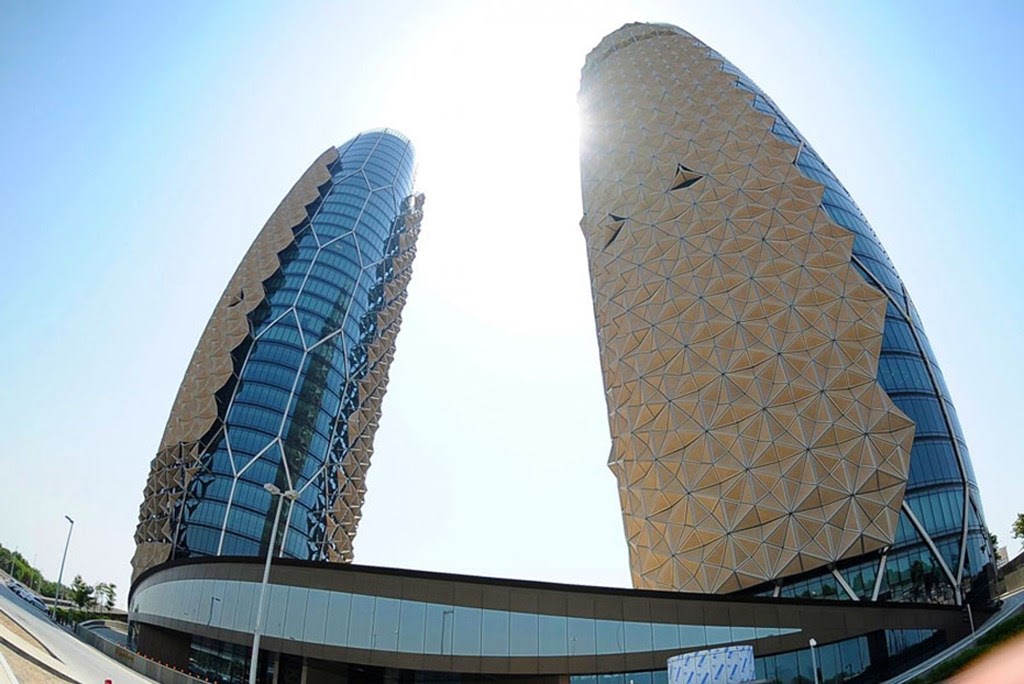 Torres Al Bahr, em Abu Dhabi sensíveis ao sol