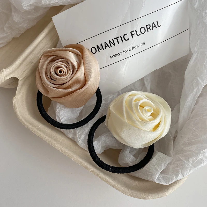 Cerchietto per capelli con fiore di rosa ed elastico, un accessorio elegante e confortevole per acconciature uniche e alla moda.