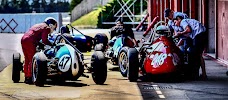 historische racewagens klaar om naar de start te gaan