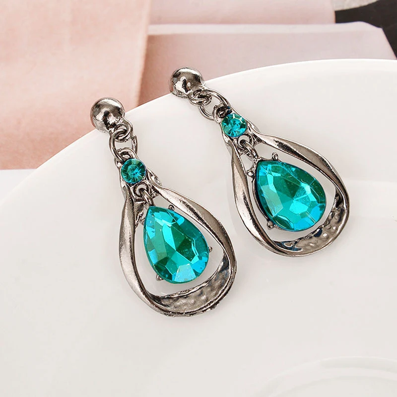 Waterdruppel Edelsteen Ketting en Oorbellen Suite. Een elegante glans voor elke speciale gelegenheid. Maak indruk met dit sieraad.