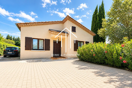 House purchase in Vallon-Pont-d'Arc (07150) - Detached house with garden and paved driveway
