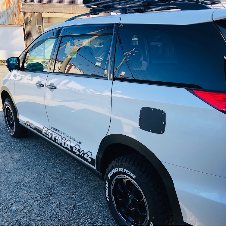 エスティマのリフトアップ・オフロード・SUV・4WD・フューエルリッドカバーに関するカスタム事例の投稿画像1枚目
