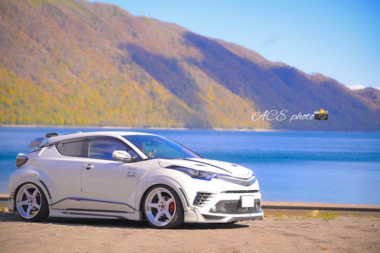 C-HRの紅葉と愛車・湖畔・ドライブに関するカスタム事例の投稿画像1枚目