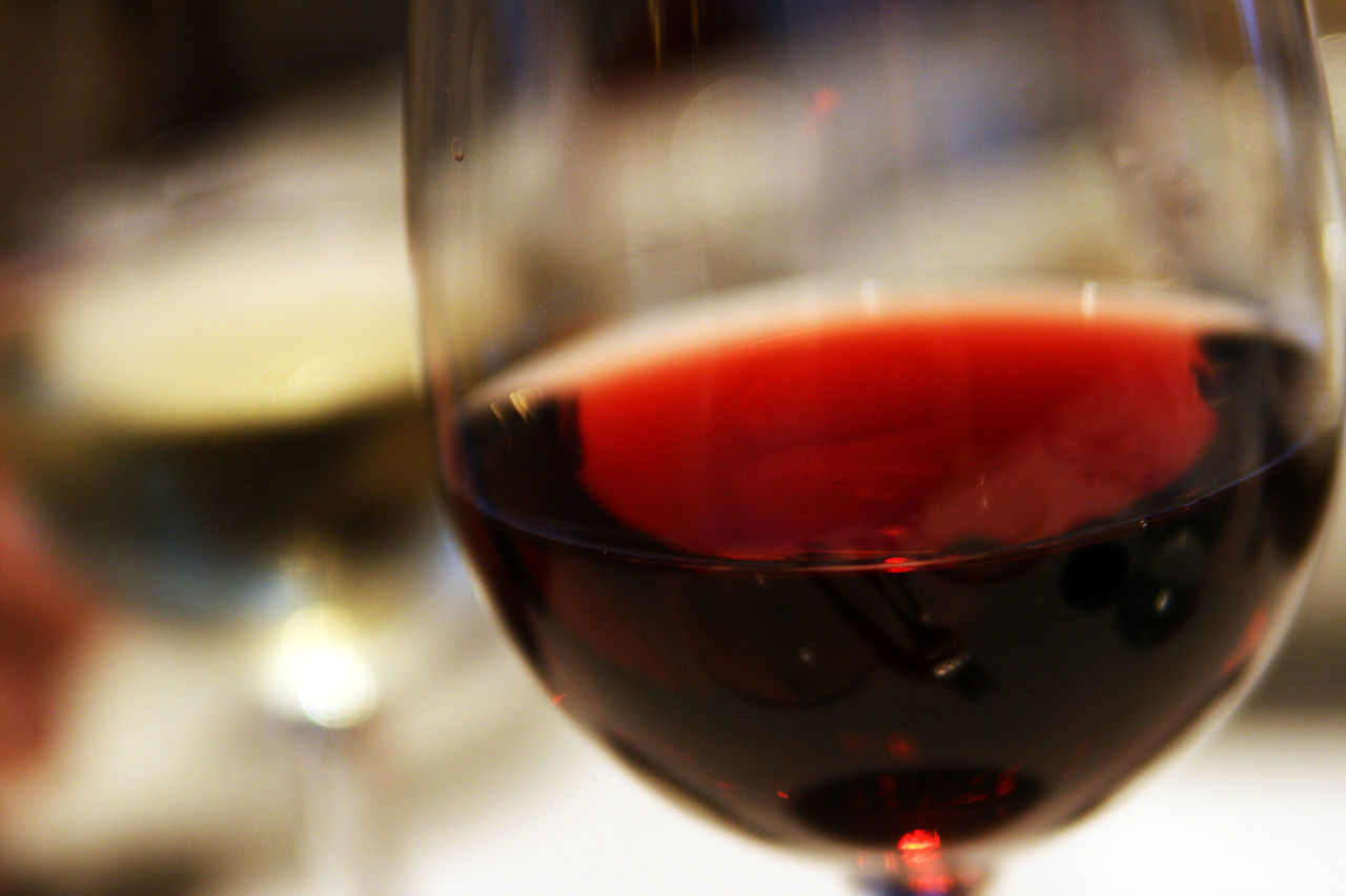 1280px-Red_wine_closeup_in_glass.jpg