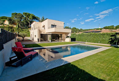 Maison avec jardin et terrasse 4