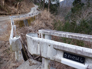 澤谷橋を渡り左の尾根へ