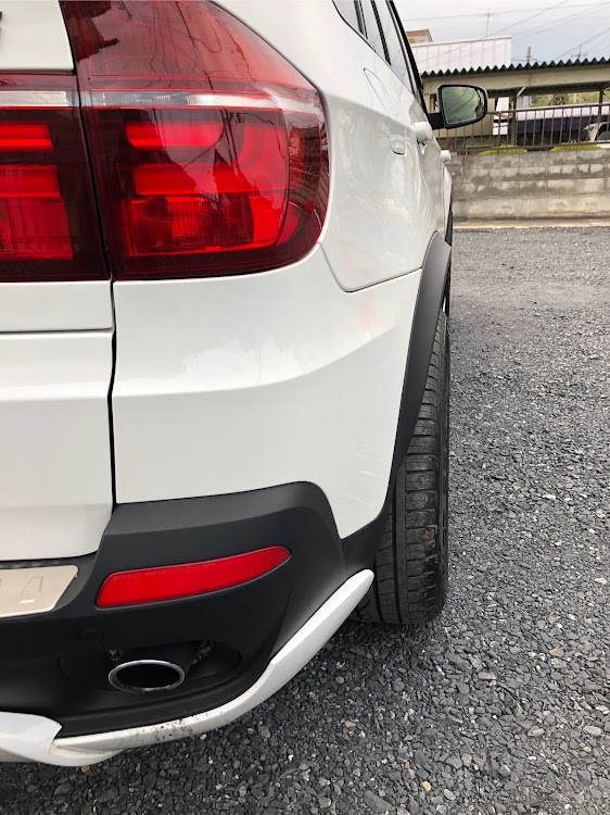 X5のオーバーフェンダー・ワイトレ・bmw・ワイド化・安産体系に関するカスタム事例の投稿画像2枚目