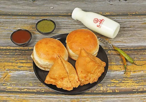 Samosa Pav [2 Pav] With Lassi