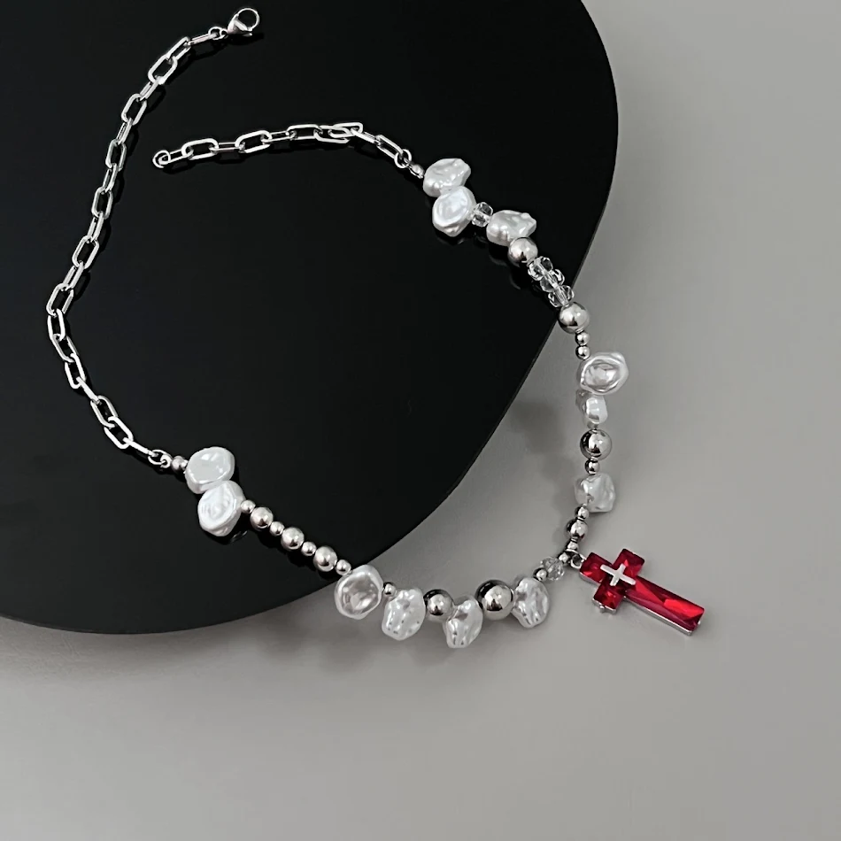 Parel kruis ketting met rode zirkonia een stijlvol damesaccessoire dat elke outfit opfleurt, perfect voor speciale gelegenheden en dagelijks gebruik.