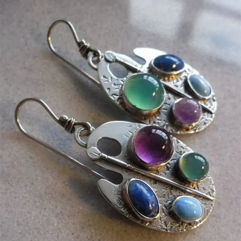 Boucles d'oreilles bohèmes personnalisées avec pierres précieuses multicolores en alliage. Un bijou unique et coloré pour un look personnalisé.