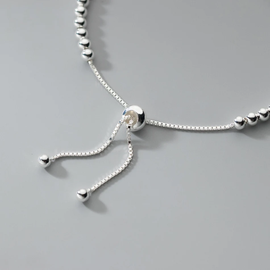 Bracelet réglable en argent sterling S925 avec perles légères. Élégance et discrétion pour toutes les femmes, un bijou intemporel.