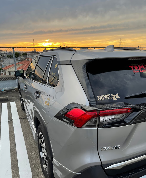 RAV4の繋がれフェイスドンっ・繋がれお尻にドンっ・洗車・鏡面仕上げ・擬人化RAV4に関するカスタム事例の投稿画像7枚目