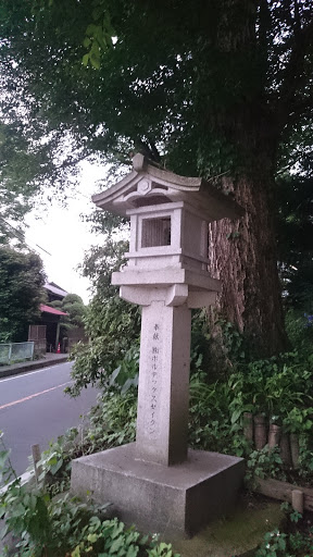 咲前神社の入り口前の灯籠