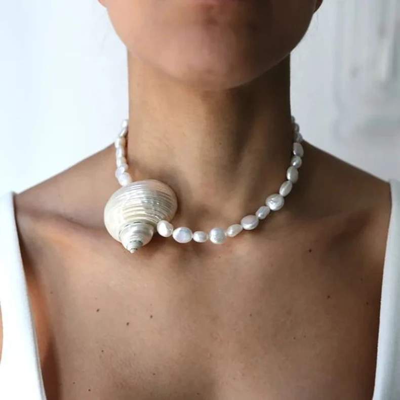Korte ketting met natuurlijke barokke zoetwaterparels en schelp, een stijlvol sieraad voor een elegante uitstraling.