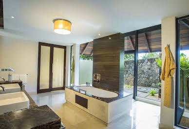 Villa with pool 4