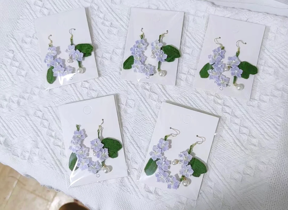 Boucles d'oreilles micro-crochet en argent avec fil anti-allergie. Hypoallergéniques, légères et sûres pour oreilles sensibles. Confort optimal.