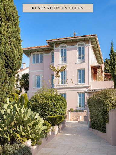 Luxury house for sale in Bandol (83150) - Pink house with lush garden