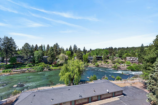 Prestige apartment / penthouse for sale in Bend (United States) - Winding river, trees, houses, blue sky
