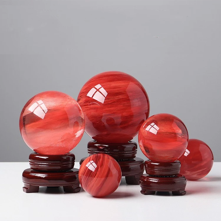 Ornements en boule de cristal rouge fondu pour une décoration festive unique. Créez une ambiance de Noël féérique avec ces magnifiques boules en cristal.