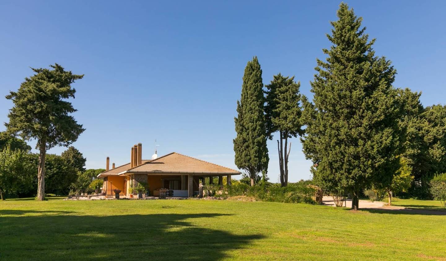 Villa with pool and terrace Rome