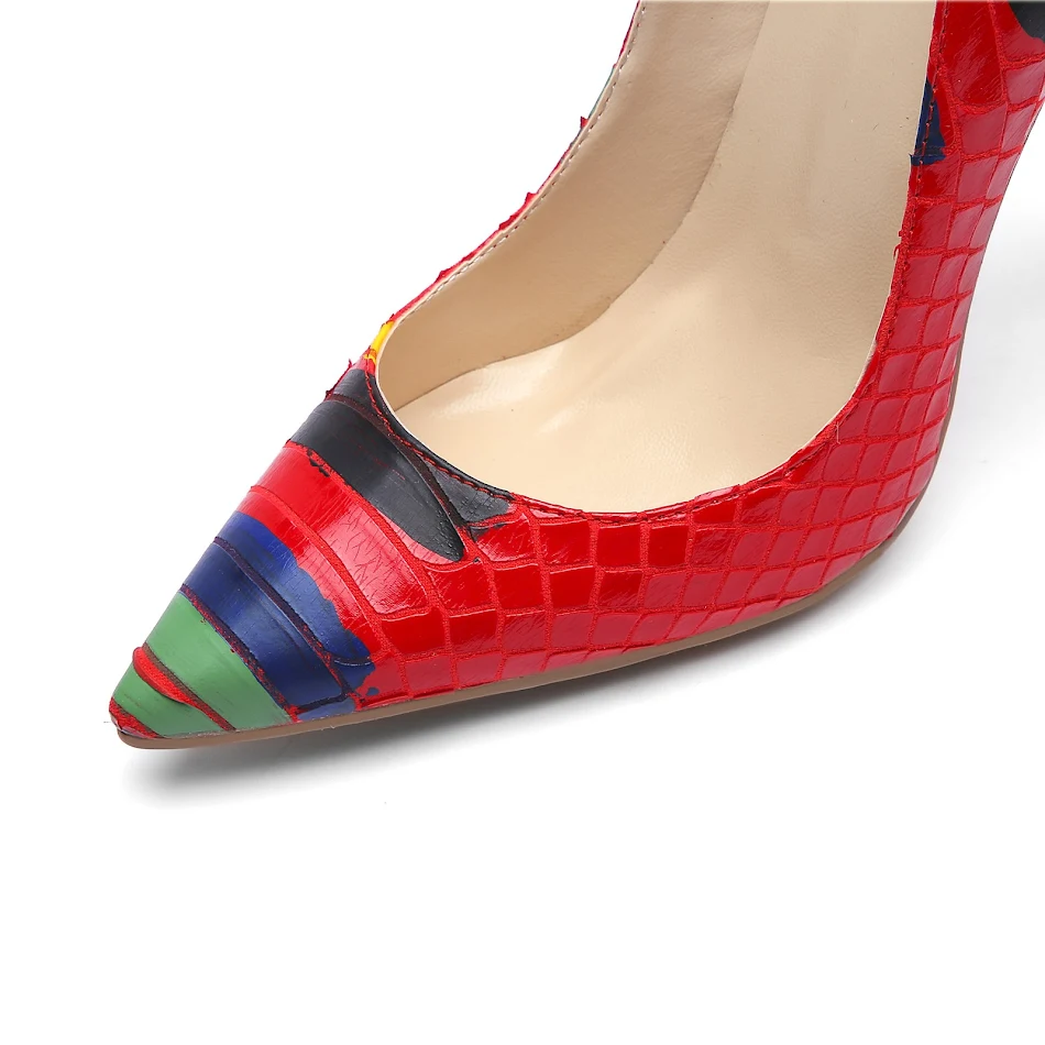 Escarpins à talons aiguilles pointus et assortis. Élégance assurée avec ces talons hauts pour sublimer votre style et affirmer votre féminité.
