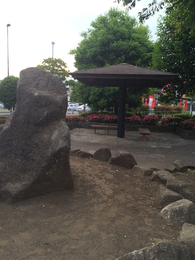 霞台第二の東屋と岩のオブジェ