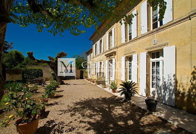 Vineyard with outbuildings 14