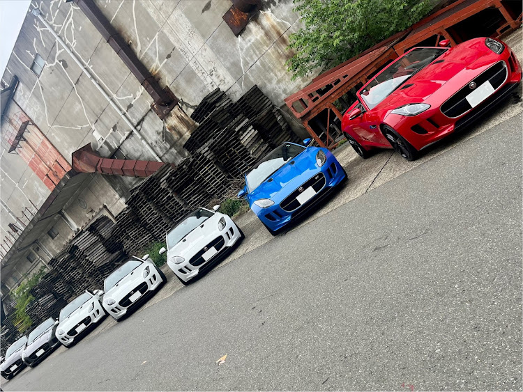 Fタイプ クーペのオフ会・ボンネットぱっかぁーんに関するカスタム事例の投稿画像5枚目