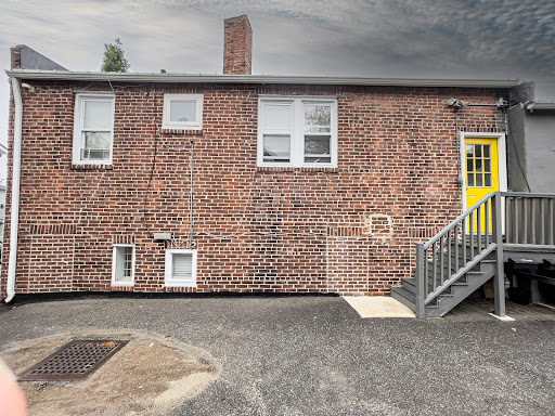 Apartment / penthouse rental in Westport (United States) - Red brick facade with yellow door