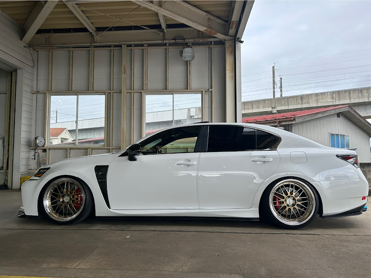 GS FのHNT会・リムチラ・ツライチ・キャンバー調整・ワイトレ15mmに関するカスタム事例の投稿画像1枚目