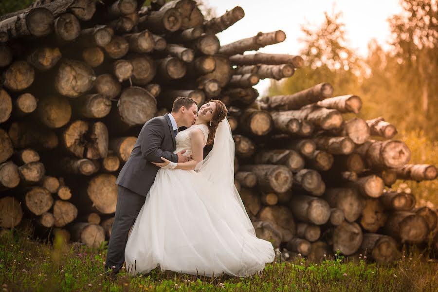 Fotógrafo de casamento Darina Luzyanina (darinalou). Foto de 17 de setembro 2015