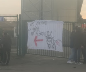 📷 De supporters van Moeskroen protesteerden voor en tijdens de wedstrijd tegen Cercle Brugge