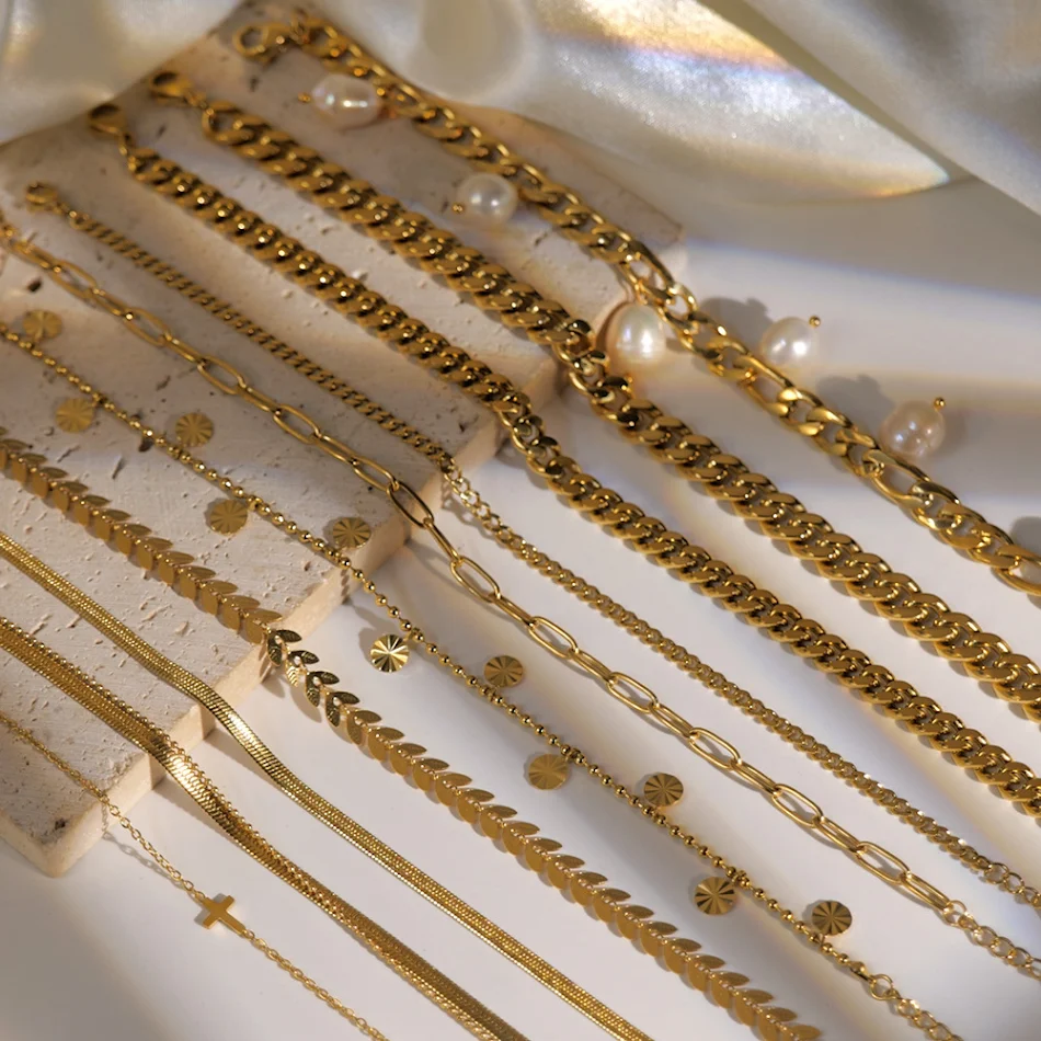 Chaîne de cheville rétro en or 18K avec croix, un bijou fin et élégant pour sublimer votre pied. Un accessoire parfait pour un style raffiné et intemporel.