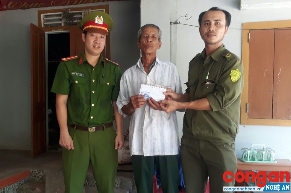 Ban Công an xã Thanh Phong trao trả số tiền 10 triệu đồng cho ông Nguyễn Tiến Tính