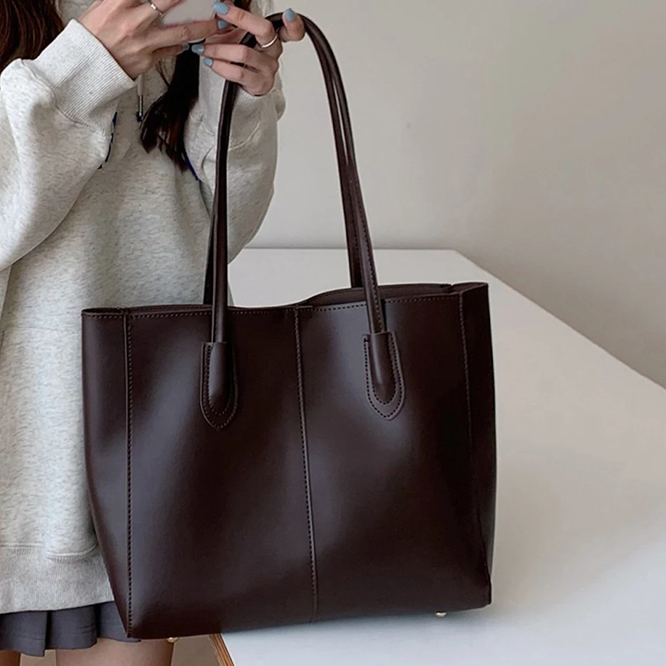 Bolsa tote casual, versátil e com textura agradável. Design simples para seus deslocamentos diários. Ideal para o trabalho ou lazer.