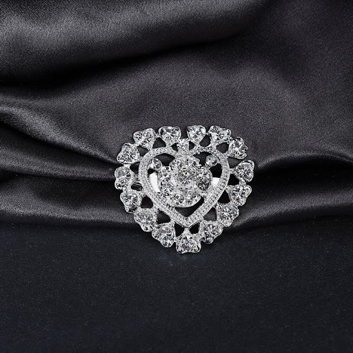 Title 4, Grinalda Nupcial com Broche de Corpete Vazado